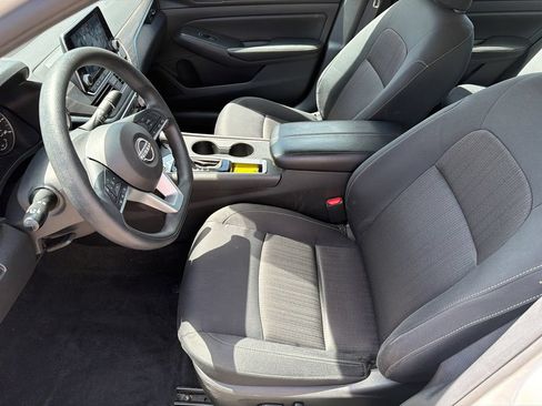Used 2025 Nissan Altima 2.5 SV FWD image 9