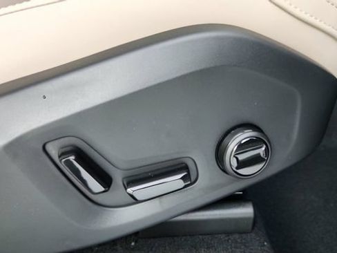 Used 2026 Volvo XC90 T8 Plus w/ Protection Package Premier AWD/4WD image 40