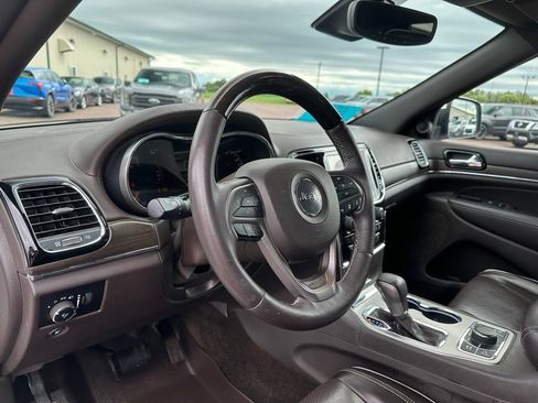 Used 2019 Jeep Grand Cherokee Overland AWD/4WD image 12
