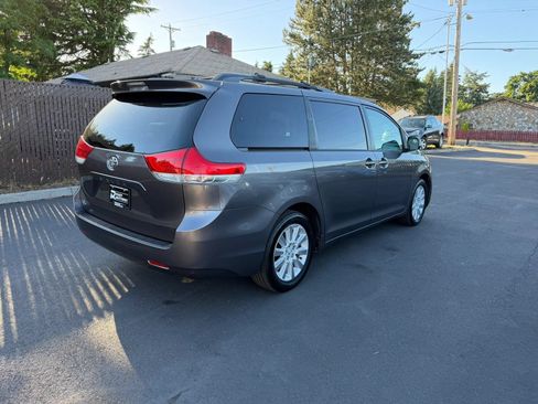 Used 2013 Toyota Sienna LE w/ Towing Pkg AWD/4WD image 4