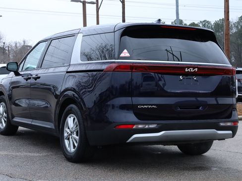 Used 2024 Kia Carnival LX image 3