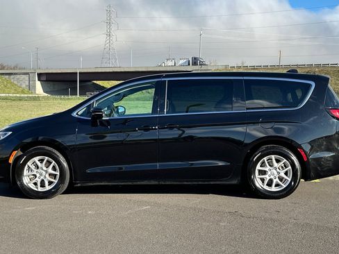 Used 2024 Chrysler Pacifica Touring-L image 6