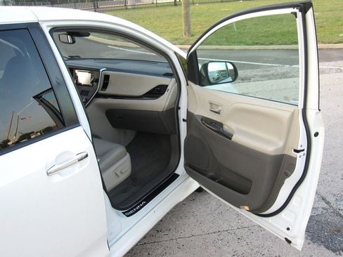 Used 2019 Toyota Sienna XLE w/ XLE Navigation Package AWD/4WD image 23