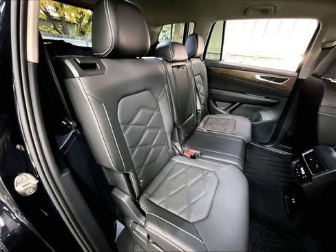 Used 2025 Volkswagen Atlas SE w/ Black Wheel Package image 28
