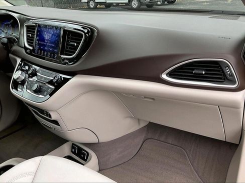 Used 2017 Chrysler Pacifica Touring w/ Tire & Wheel Group image 16