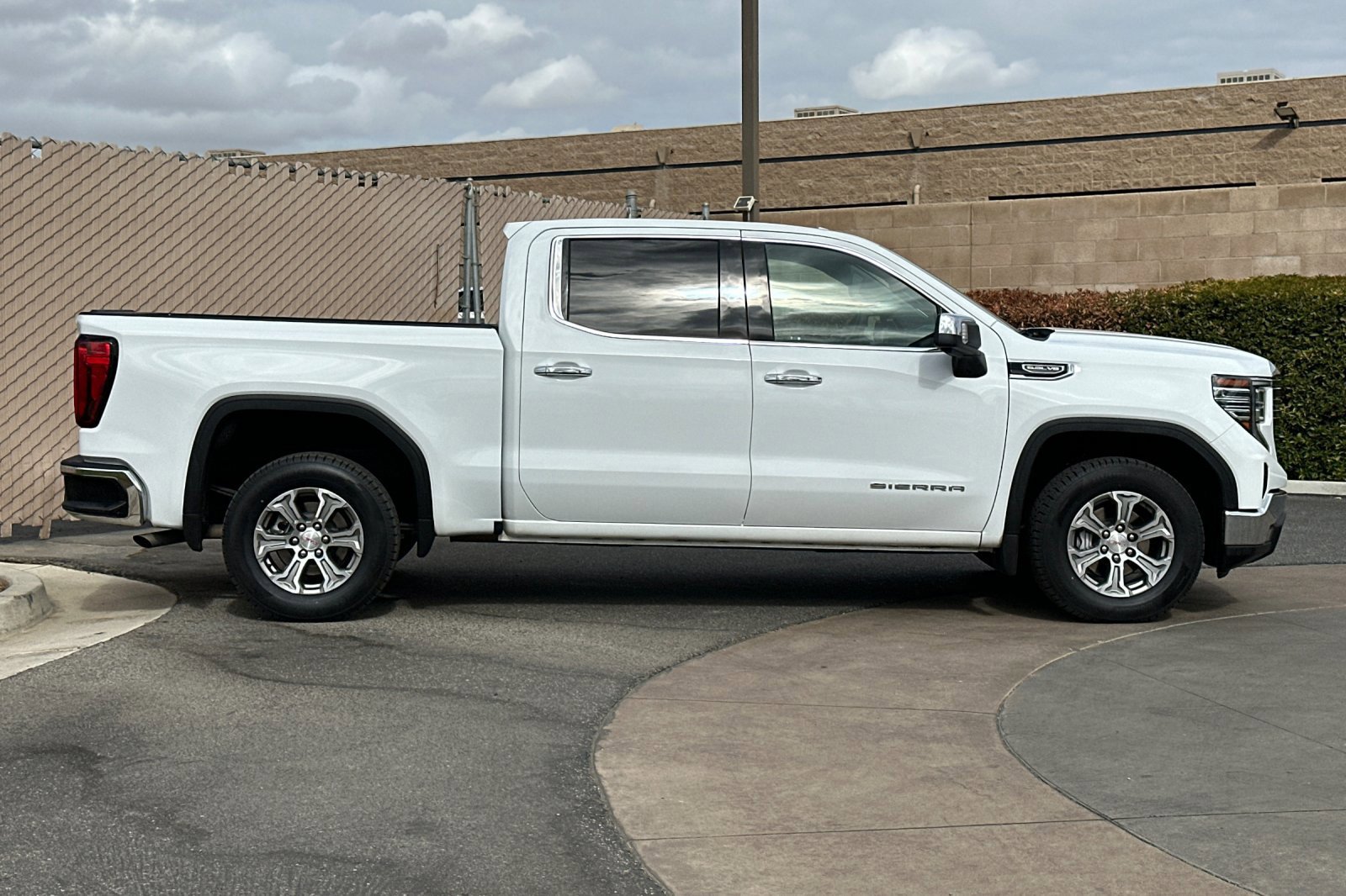 Certified 2025 GMC Sierra 1500 SLT RWD image 3