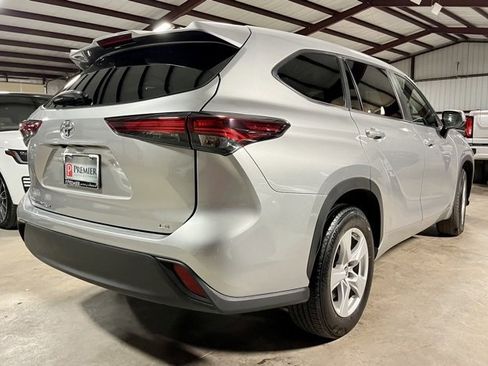 Used 2024 Toyota Highlander LE image 2