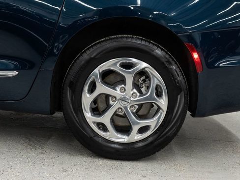 Used 2022 Chrysler Pacifica Limited w/ Uconnect Theater Family Group image 39