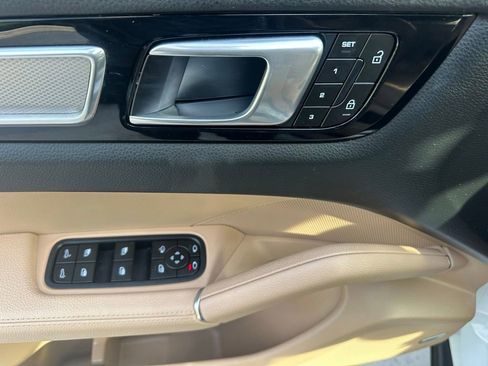 Used 2023 Porsche Cayenne Platinum Edition AWD/4WD image 17