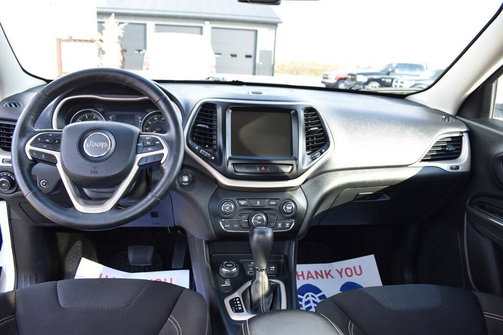 Used 2015 Jeep Cherokee Latitude w/ Comfort/Convenience Group AWD/4WD image 19