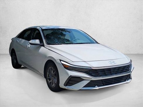 Used 2024 Hyundai Elantra SEL FWD image 3
