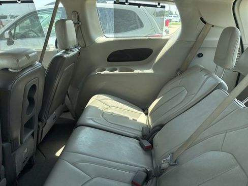 Used 2018 Chrysler Pacifica Touring-L FWD image 4