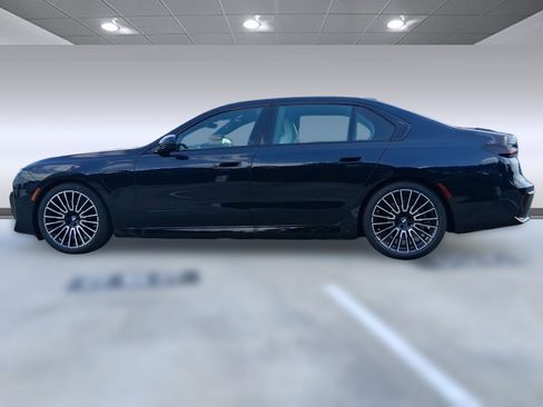 New 2026 BMW 750e xDrive image 2