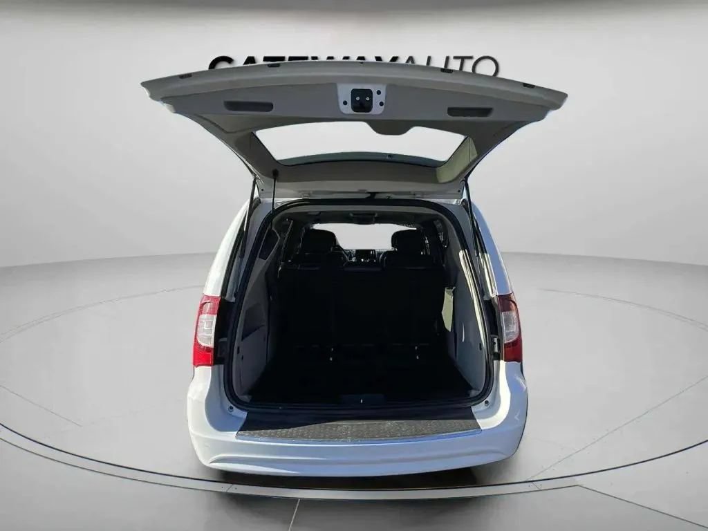 Used 2014 Chrysler Town & Country Touring FWD image 9