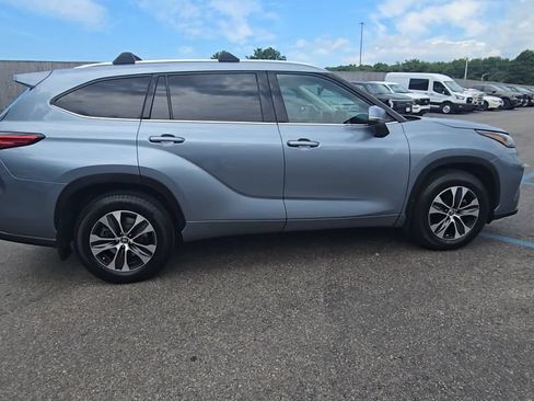 Used 2020 Toyota Highlander XLE AWD/4WD image 20
