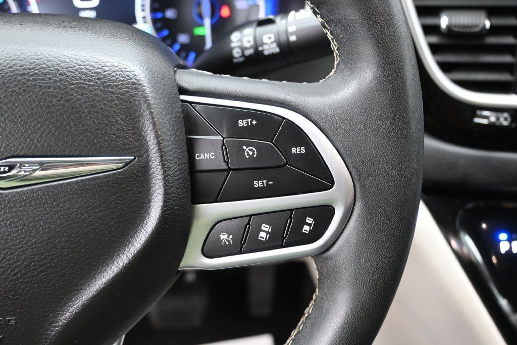 Used 2024 Chrysler Pacifica Touring-L FWD image 14