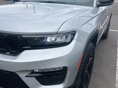 Used 2025 Jeep Grand Cherokee Limited w/ Black Appearance Package image 12