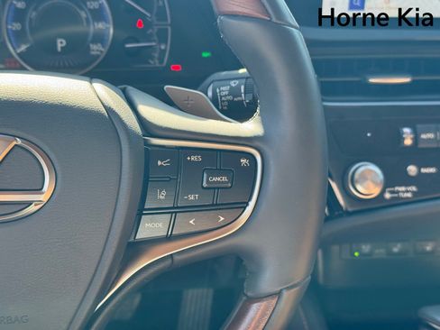 Used 2024 Lexus ES 300h w/ Luxury Package FWD image 19