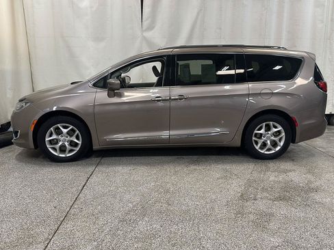 Used 2018 Chrysler Pacifica Touring-L Plus w/ Tire & Wheel Group FWD image 2
