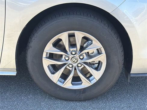 Used 2021 Toyota Sienna XLE image 12