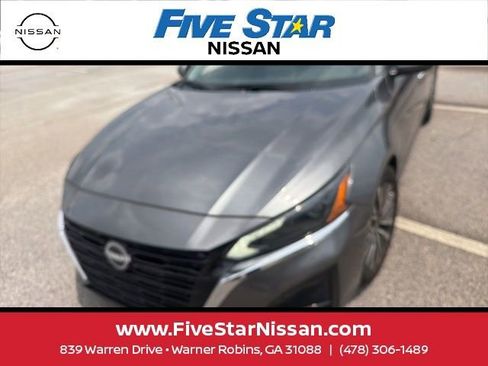 Used 2023 Nissan Altima 2.5 SV FWD image 1