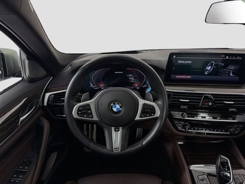 Used 2021 BMW M550i xDrive w/ Dynamic Handling Package image 25