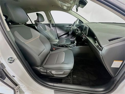 Used 2024 Kia Niro LX image 5