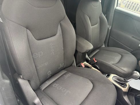 Used 2017 Jeep Renegade Latitude w/ Cold Weather Group image 16