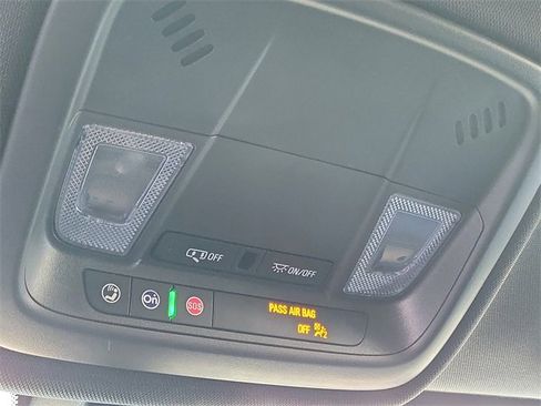 Used 2023 Chevrolet Traverse LT image 18