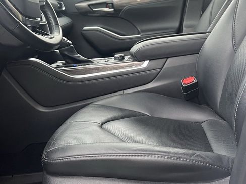 Used 2021 Toyota Highlander Limited image 12