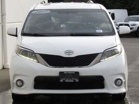 Used 2017 Toyota Sienna SE image 3