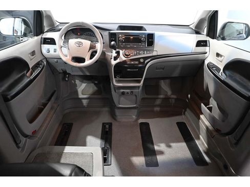 Used 2013 Toyota Sienna LE FWD image 21