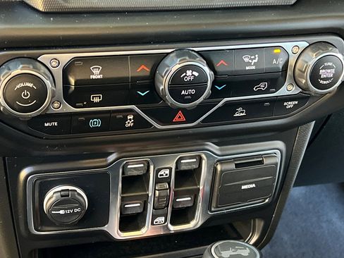 Used 2022 Jeep Wrangler Unlimited Sahara image 21