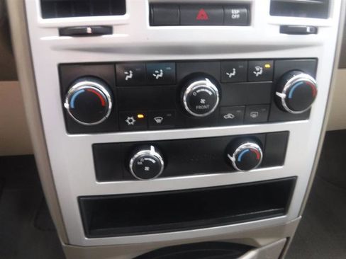 Used 2010 Chrysler Town & Country Touring image 40