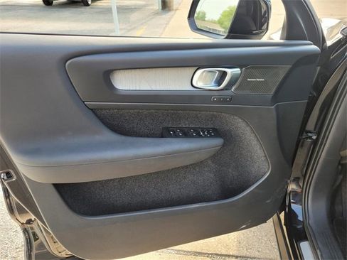 Used 2023 Volvo XC40 B4 Ultimate image 16