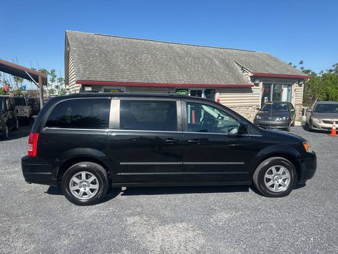 Used 2010 Chrysler Town & Country Touring FWD image 6