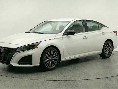 Used 2025 Nissan Altima 2.5 SV FWD image 3