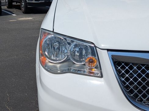 Used 2015 Chrysler Town & Country Touring-L w/ Mopar Premium Addition Group FWD image 9