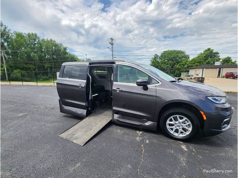 Used 2022 Chrysler Pacifica Touring-L FWD image 10
