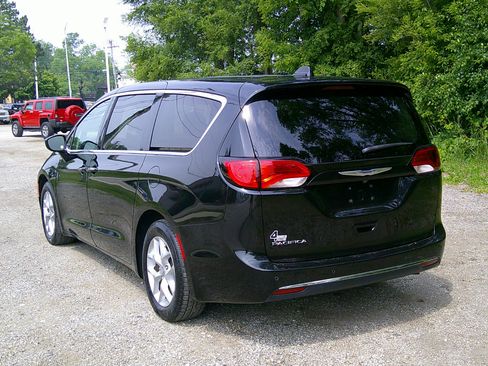 Used 2018 Chrysler Pacifica Touring Plus w/ Tire & Wheel Group image 5