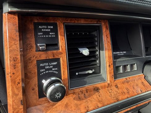 Used 1993 Lincoln Town Car Signature RWD image 34