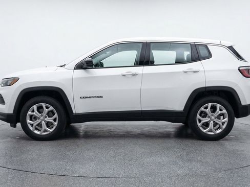 Used 2025 Jeep Compass Latitude AWD/4WD image 5