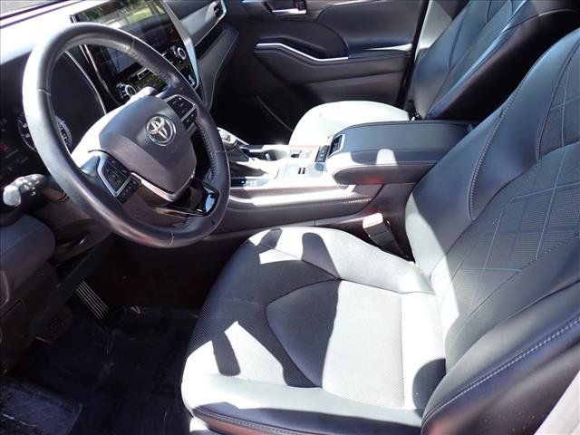 Certified 2021 Toyota Highlander Platinum AWD/4WD image 13