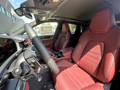 Certified 2025 Porsche Cayenne Turbo AWD/4WD image 5