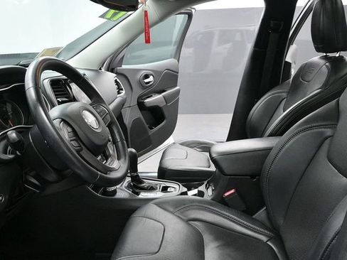 Used 2019 Jeep Cherokee Limited image 18