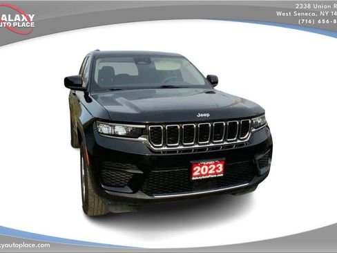 Used 2023 Jeep Grand Cherokee Laredo w/ Luxury Tech Group I image 3