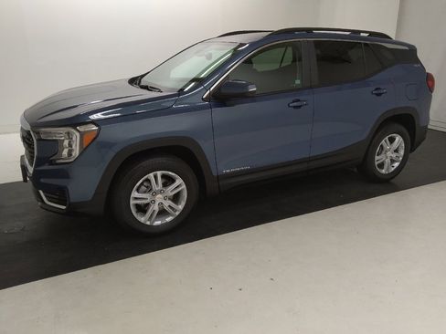 Used 2024 GMC Terrain SLE w/ Driver Convenience Package AWD/4WD image 2