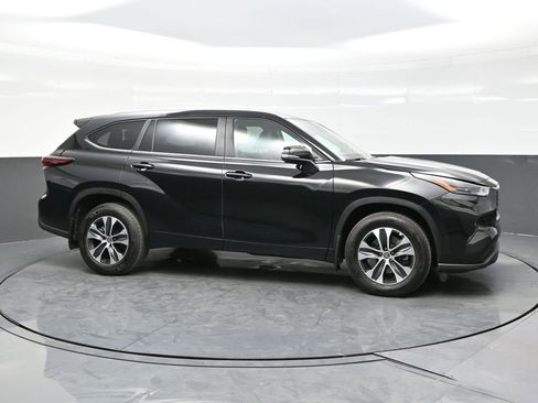 Used 2025 Toyota Highlander XLE AWD/4WD image 8