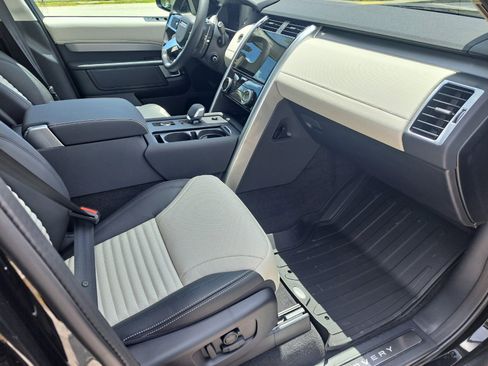 Used 2025 Land Rover Discovery Dynamic SE image 2