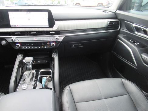 Used 2024 Kia Telluride EX w/ EX Captain's Chair Package FWD image 15